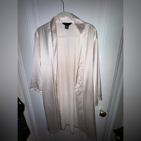 NWOT - House of Harlow Cream Satin Robe (no belt!) - Picture 1 of 7